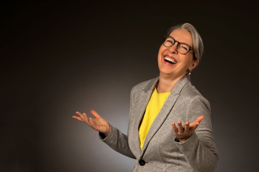 Birgit Strasser-Jentsch lacht herzlich mit offenen Armen